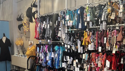 Established Lifestyle Fashion Boutique - Turnkey Opportunity in Charming Ontario